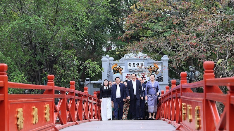 Премьер-министр Фам Минь Тьинь с супругой и Премьер-министр Сонесай Сипхандон с супругой посещают храм Нгокшон. Фото: ВИА