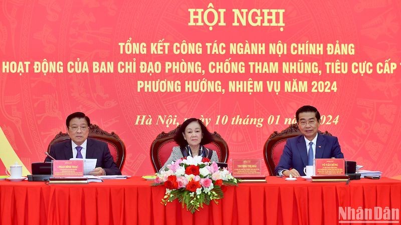 Товарищ Чыонг Тхи Май и руководители Отдела ЦК КПВ по внутренним делам на конференции. Фото: Данг Кхоа