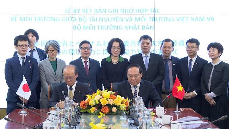 Церемония подписания меморандума о взаимопонимании между Министерством природных ресурсов и охраны окружающей среды Вьетнама и Министерством окружающей среды Японии. Фото: baotainguyenmoitruong.vn