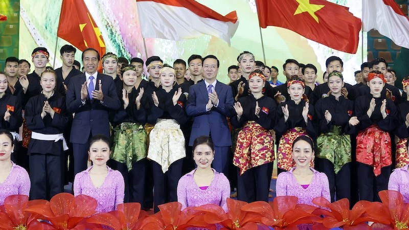 Президент Во Ван Тхыонг и Президент Индонезии Джоко и участники программы. Фото: ВИА