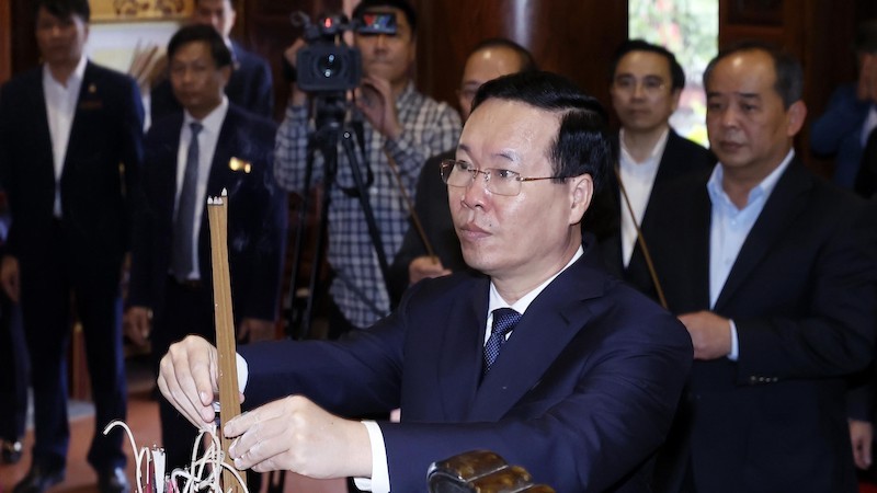 Президент Во Ван Тхыонг зажигает благовония в память о Президенте Хо Ши Мине. Фото: ВИА