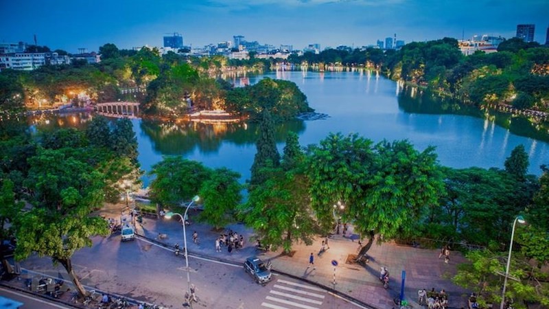 Озеро Возвращенного меча в самом центре Ханоя. Фото: ВИА