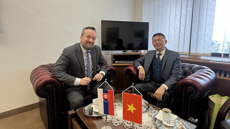 Посол Вьетнама в Словакии Нгуен Туан и Зампредседателя Национального совета Словакии Любош Блаха. Фото: ВИА