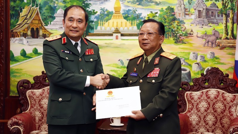 Замначальника Генерального штаба Вьетнамской народной армии Фунг Ши Тан (слева) и Вице-премьер, Министр обороны Лаоса генерала армии Тянсамон Тяннялат. Фото: ВИА