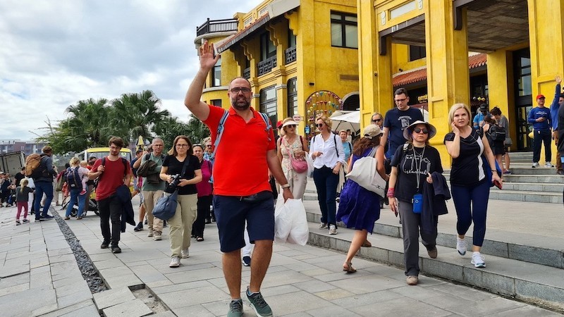В конце 2023 года во Вьетнам совершено более 12,59 млн поездок иностранных туристов, что превзошло ожидания. Фото: ВИА