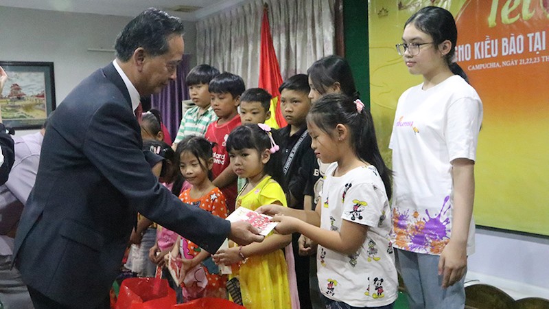 Председатель Кхмерско-вьетнамского общества Тяу Ван Тьи вручает новогодние подарки вьетнамским детям в Камбодже. Фото: Нгуен Хиеп