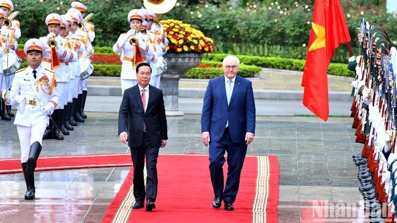 Президент Во Ван Тхыонг и Президент Германии Франк-Вальтер Штайнмайер обходят строй почетного караула. Фото: Данг Кхоа