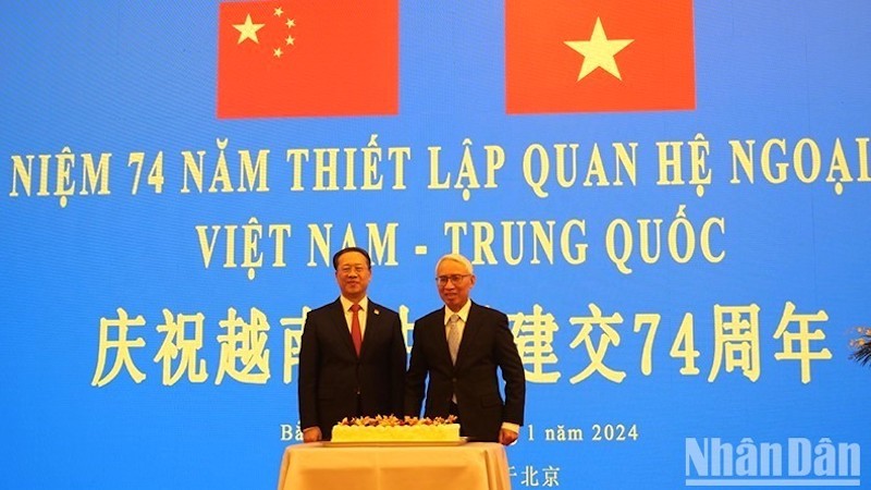 Посол Вьетнама в Китае Фам Шао Май и Замминистра иностранных дел Китая Ма Чжаосюй. Фото: Хыу Хынг