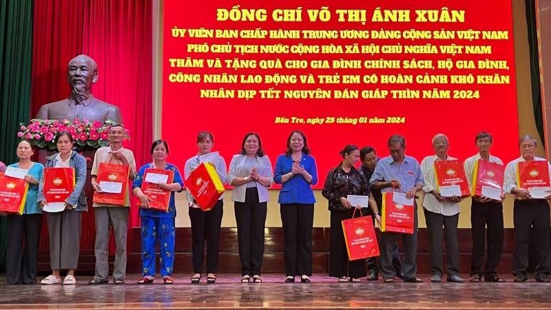 Вице-президент Во Тхи Ань Суан вручает подарки семьям льготной категории в провинции Бэнче.