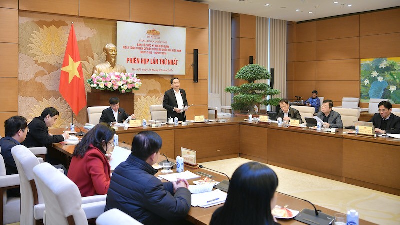 Постоянный зампредседателя НС Чан Тхань Ман выступает на заседании. Фото: quochoi.vn
