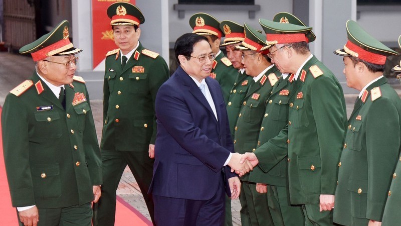 Премьер-министр Фам Минь Тьинь и руководители 2-го Генерального управления. Фото: Чан Хай