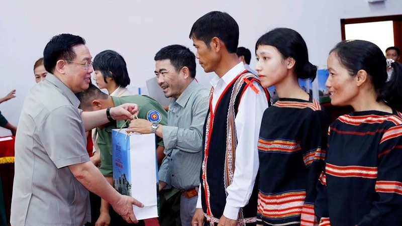Председатель НС Выонг Динь Хюэ вручает подарки жителям провинции Жалай. 