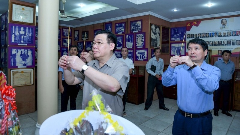 Председатель НС Выонг Динь Хюэ зажигает благовония в память о покойном Председателе НС Нгуен Хыу Тхо. Фото: Лам Хиен