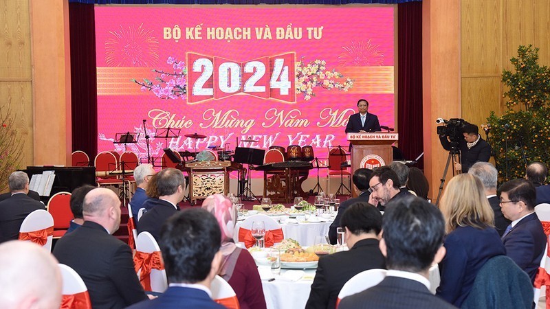 Премьер-министр Фам Минь Тьинь выступает на встрече. Фото: Чан Хай