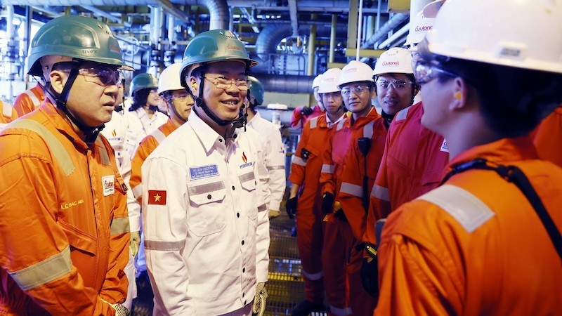 Президент Во Ван Тхыонг и специалисты, рабочие предприятия Кыулонг. Фото: ВИА
