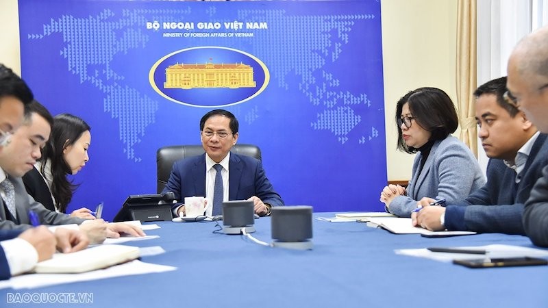 Министр иностранных дел Буй Тхань Шон во время телефонного разговора. Фото: baoquocte.vn