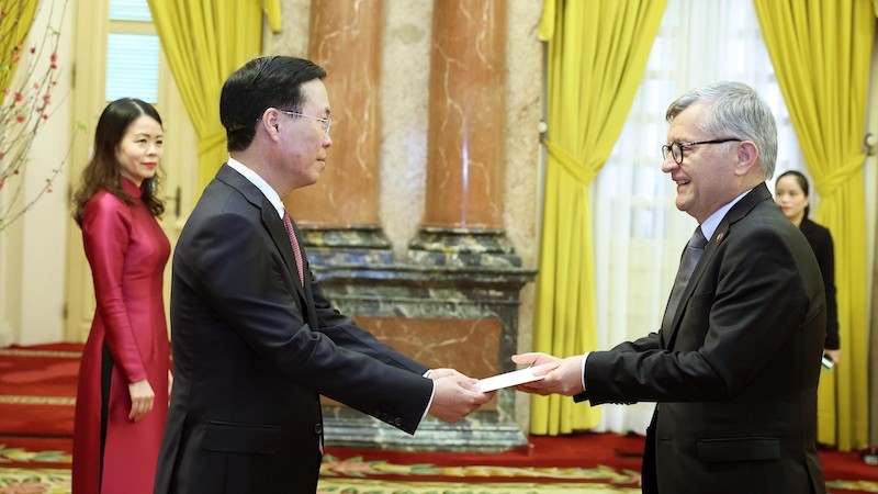 Президент Во Ван Тхыонг и Посол Польши Александр Сурдей. Фото: ВИА 