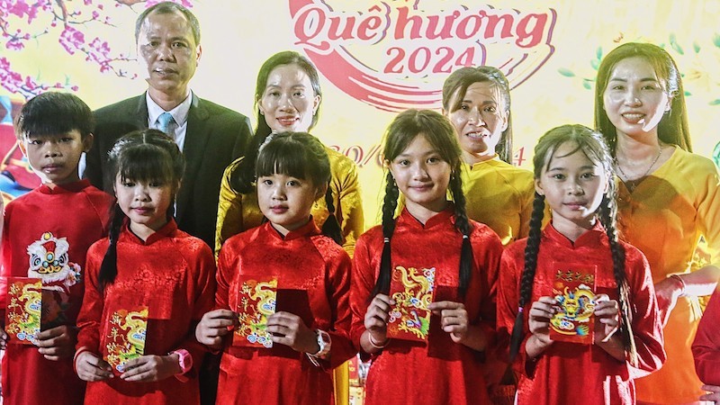 Генеральный консул Вьетнама в провинции Баттамбанг Нгуен Тхань Ван дарит ученикам счастливые деньги. Фото: ВИА