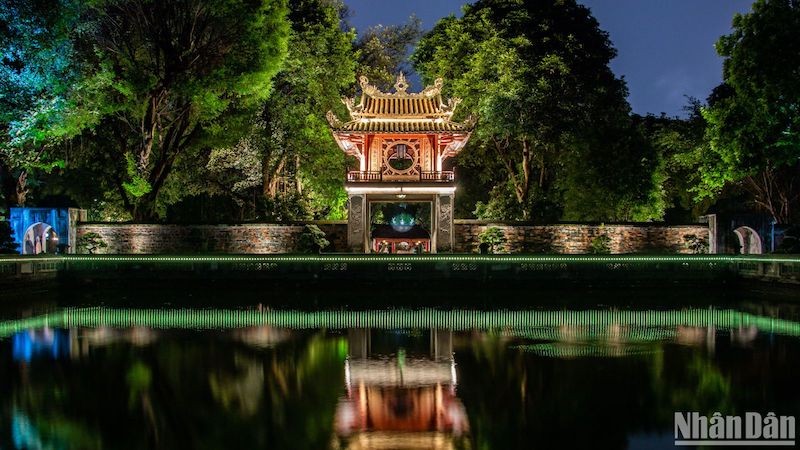 Посещая Ханой, туристы имеют возможность участвовать в ночной экскурсии в Храме Литературы.