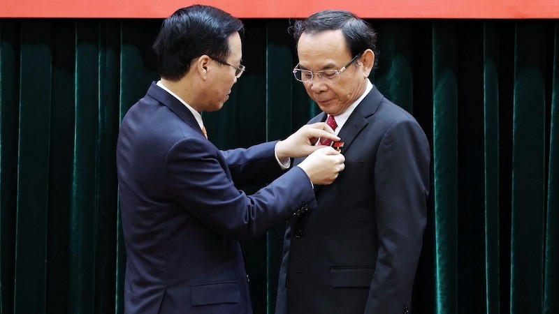 Президент Во Ван Тхыонг вручает почетный знак «45 лет членства в КПВ» товарищу Нгуен Ван Нэну. Фото: ВИА