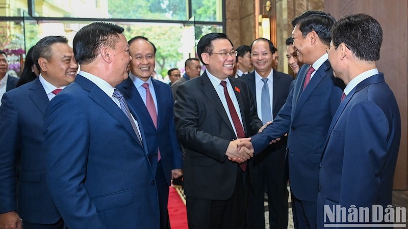 Председатель НС Выонг Динь Хюэ и руководители Ханоя. Фото: Зюи Линь