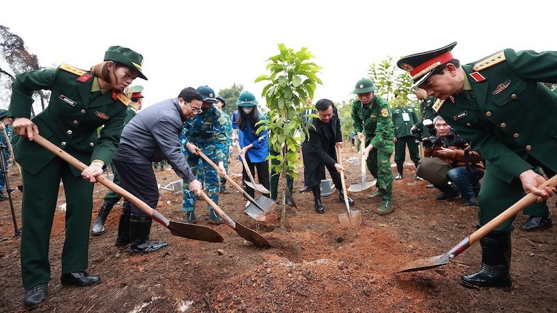 Премьер-министр Фам Минь Тьинь, руководители сажают дерево на церемонии запуска движения «Праздник посадки деревьев– вечная благодарность Дядюшке Хо». Фото: ВИА