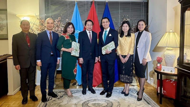 Посол Данг Хоанг Жанг (3-й справа) и члены миссий Вьетнама и Лаоса при ООН. Фото: ВИА
