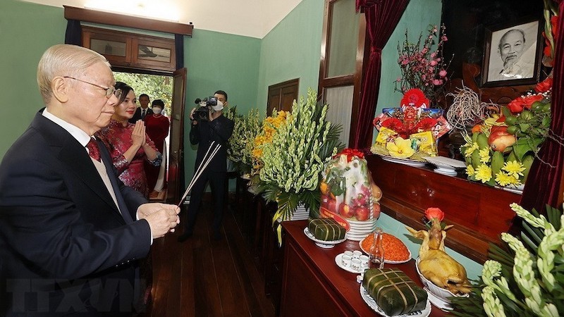 Генеральный секретарь ЦК КПВ Нгуен Фу Чонг зажигает благовония в память о Президенте Хо Ши Мина. Фото: ВИА