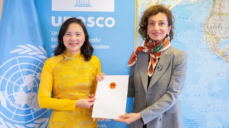 Посол, глава постоянной миссии Вьетнама при ЮНЕСКО Нгуен Тхи Ван Ань и Генеральный директор ЮНЕСКО Одрэ Азуле. Фото: ВИА