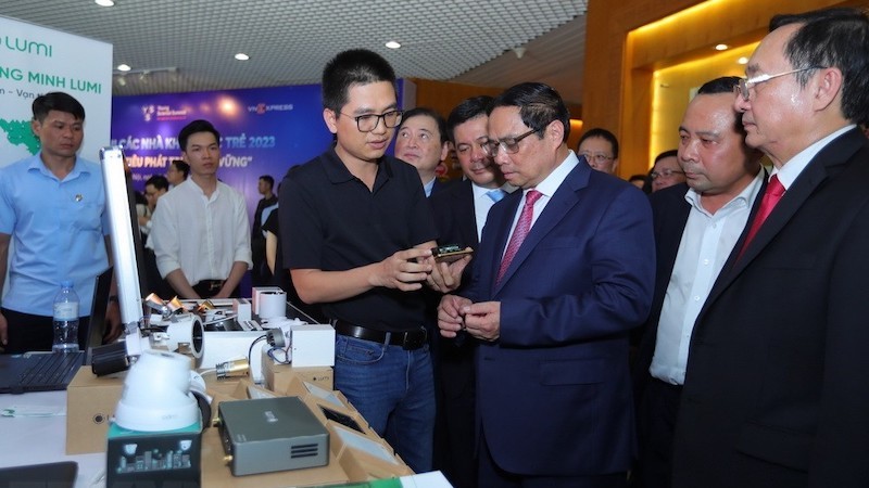 Премьер-министр Фам Минь Тьинь посещает стенд, на котором представлены продукты прикладной науки и технологий. Фото: ВИА