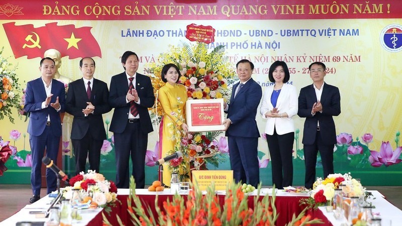 Товарищ Динь Тиен Зунг вручает подарок представителями сектора здравоохранения Ханоя.