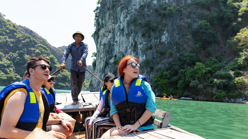 Иностранные туристы посещают бухту Халонг. Фото: ВИА