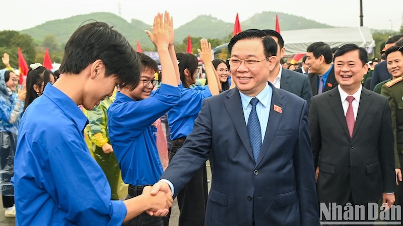 Председатель НС Выонг Динь Хюэ и молодые люди - участники церемонии. Фото: Зюи Линь