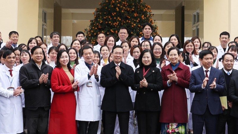Президент Во Ван Тхыонг и кадровые работники медицинского пункта общины Тханьфонг. Фото: ВИА
