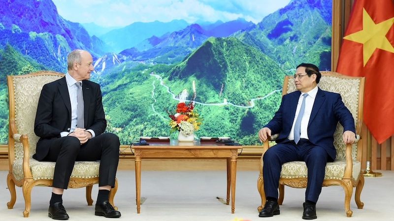 Премьер-министр Фам Минь Тьинь и Председатель, Генеральный директор компании Siemens Роланд Буш. Фото: Чан Хай