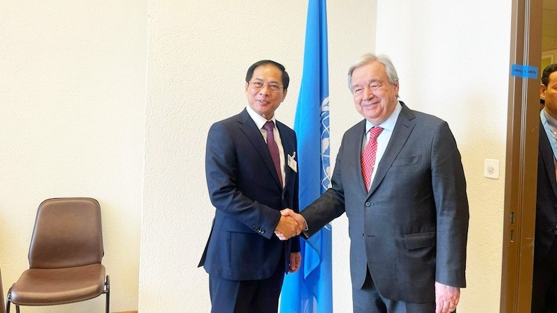 Министр Буй Тхань Шон и Генеральный секретарь ООН Антониу Гутерриш. Фото: baoquocte.vn 