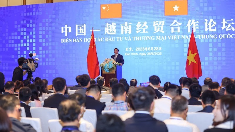 Премьер-министр Фам Минь Тьинь выступает на вьетнамско-китайском форуме по инвестиционному и торговому сотрудничеству (июнь 2023 г.). Фото: VGP