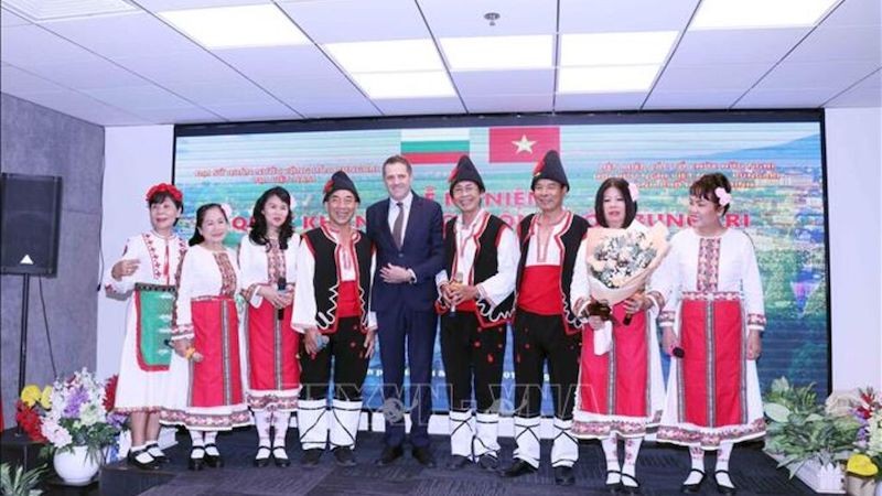 Посол Болгарии во Вьетнаме Павлин Тодоров и участники церемонии. Фото: ВИА