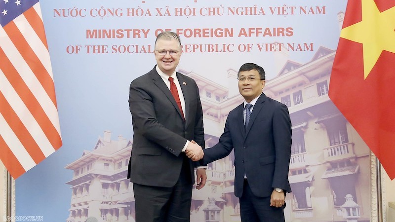 Заместитель министра иностранных дел Вьетнама Нгуен Минь Ву и помощник госсекретаря США Дэниел Критенбринк. Фото: baoquocte.vn