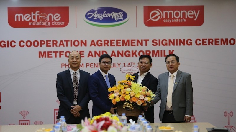 Руководители вьетнамских компаний в Камбодже «Metfone» и «Angkormilk» на церемонии подписания соглашения о сотрудничестве в развитии телекоммуникационных услуг и услуг электронных платежей. (Фото: ВИА)
