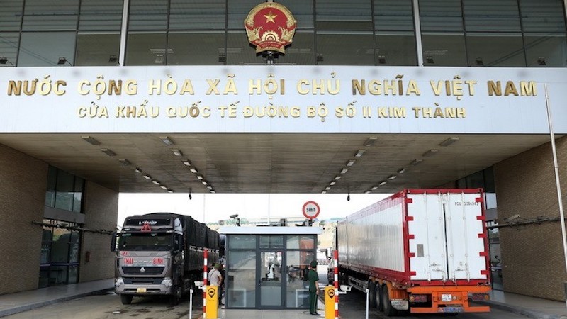 Перевозка вьетнамской продукции в Китай через контрольно-пропускний пункт Кимтхань. Фото: ВИА