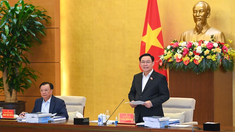 Председатель НС Выонг Динь Хюэ выступает на рабочей встрече. Фото: Зюи Линь
