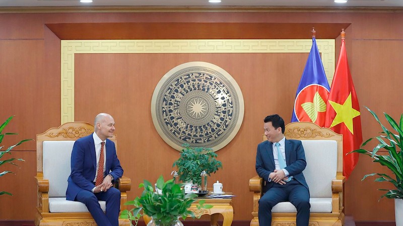 Министр природных ресурсов и охраны окружающей среды Данг Куок Кхань и Посол Нидерландов во Вьетнаме Кес ван Баар. Фото: monre.gov.vn