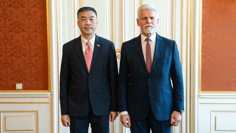 Посол Зыонг Хоай Нам и Президент Чехии Петр Павел. Фото: ВИА