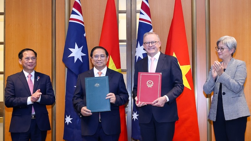 Оба Премьер-министра обмениваются Совместным заявлением о поднятии отношений между Вьетнамом и Австралией на уровень всеобъемлющего стратегического партнерства. Фото: VGP