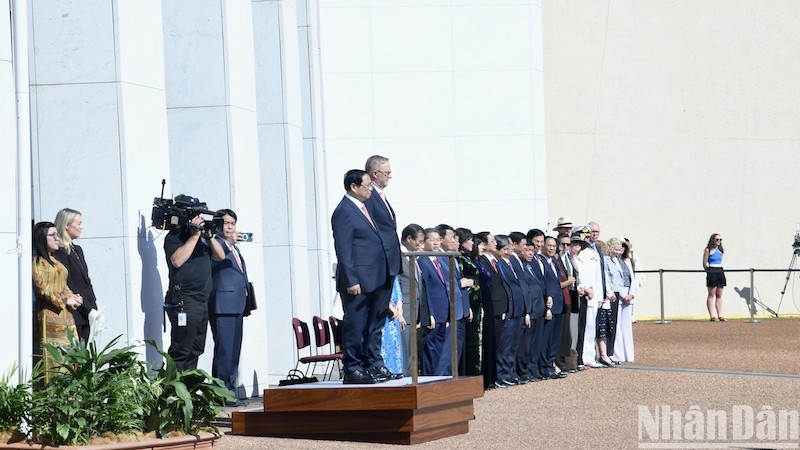 Премьер-министр Фам Минь Тьинь и Премьер-министр Австралии Энтони Альбанезе. Фото: Тхань Жанг