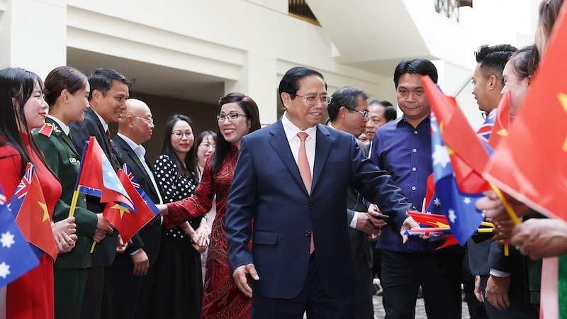 Премьер-министр Фам Минь Тьинь и представители сообщества вьетнамцев в Австралии. Фото: ВИА