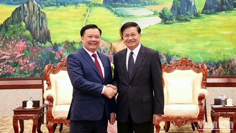Секретарь парткома Ханоя Динь Тиен Зунг и Генеральный секретарь ЦК НРПЛ, Президент Лаоса Тхонглун Сисулит. Фото: Чинь Зунг