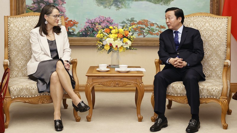 Вице-премьер Чан Хонг Ха и Посол Канады по вопросам изменения климата Кэтрин Стюарт. Фото: VGP