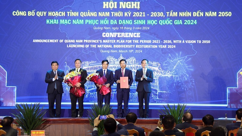 Вице-премьер Чан Лыу Куанг вручает решение о планиировании провинции Куангнам руководителям провинции. Фото: ВИА